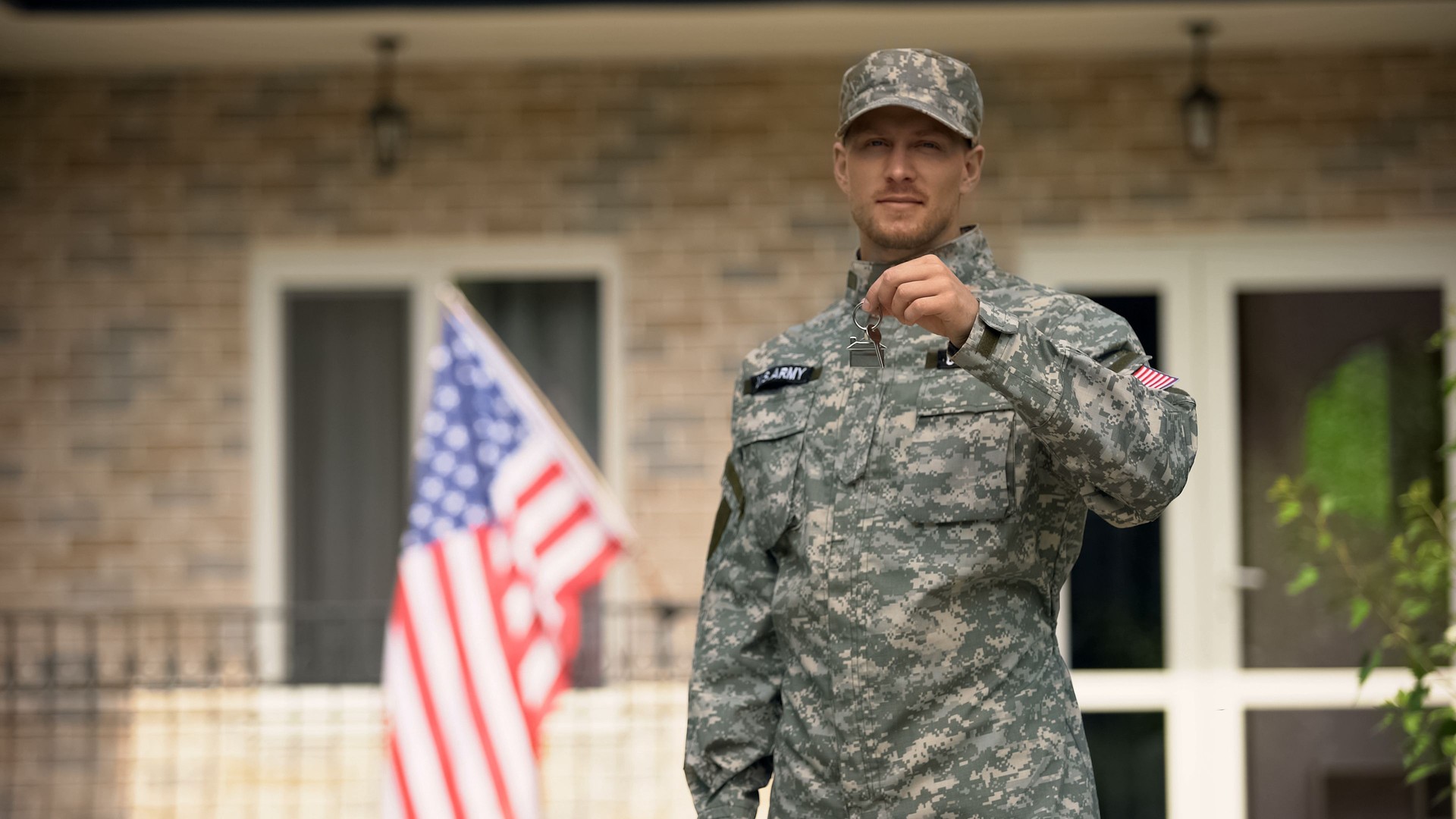 USA soldier showing keys from house, mortgage help from veterans organization